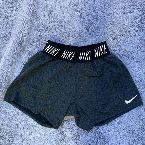 NIKE Girls' Dry Trophy Training - Picture 2 of 3